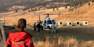Hunter narrowly escapes charging grizzly near Hidden Lakes